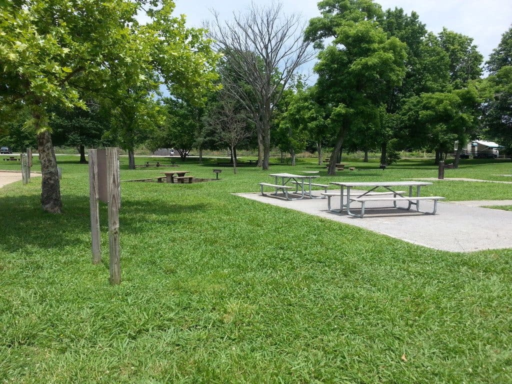 Laguardo Recreation Area picnic tables