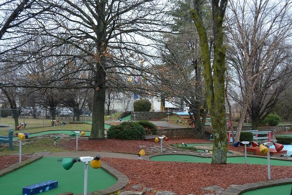 GO USA Fun Park - mini golf holes in the shade