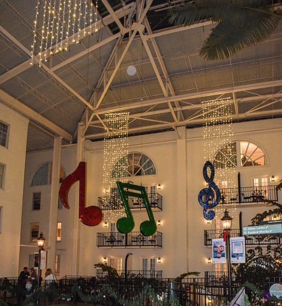 Gaylord Opryland Country Christmas - Music note decorations