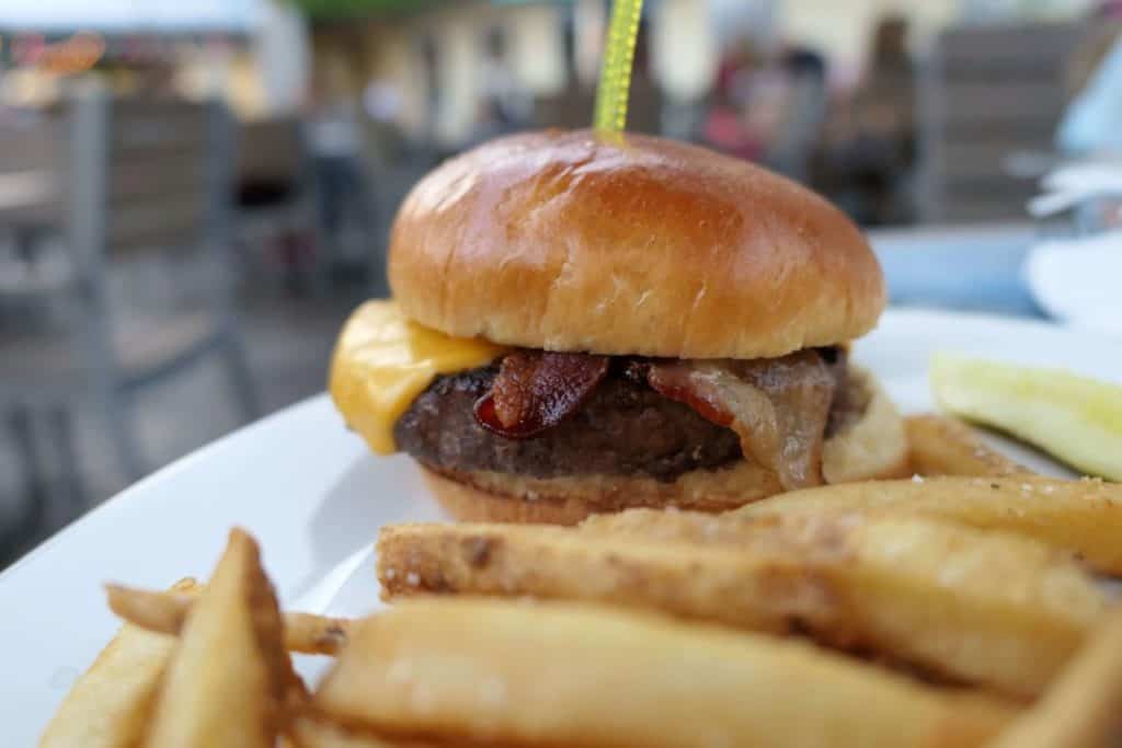 Margaritaville Island Hotel Pigeon Forge - restaurant - cheeseburger