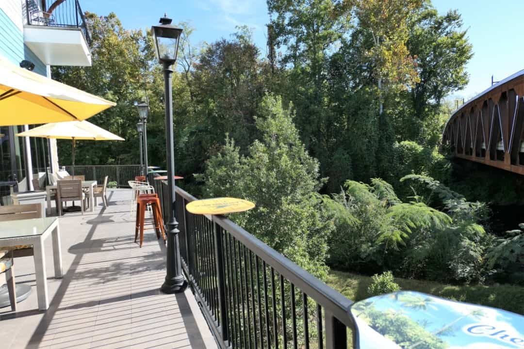 Margaritaville Island Hotel Pigeon Forge - Latitude bar patio