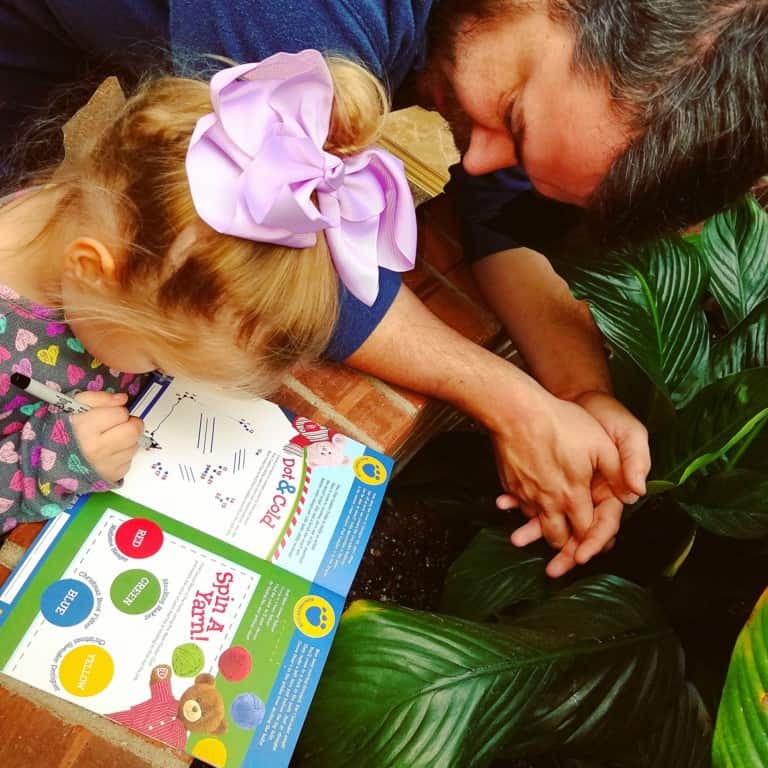 Gaylord Opryland's Build-a-bear workshop scavenger hunt - Getting help from Dad to solve clues