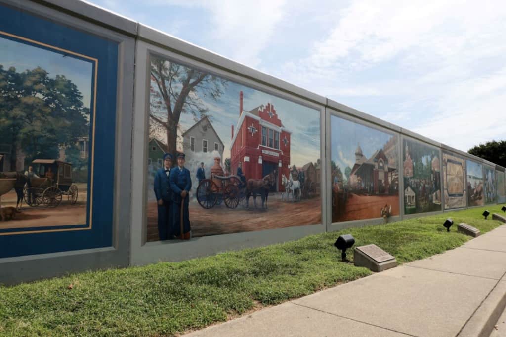 Flood wall with murals painted by Robert Dafford in Paducah, Kentucky.